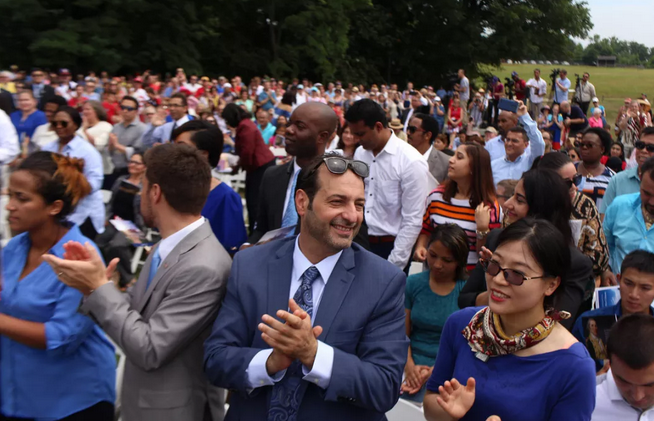 美國綠卡怎么入籍成為美國公民？2